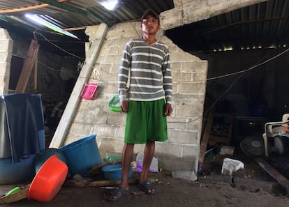 Salvador Palacios, en San Mateo, junto a su cuarto, en su patio.