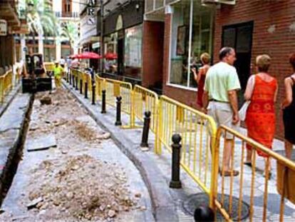 Circular o andar por el centro de la ciudad de Valencia, una ardua tarea desde hace semanas, se ha complicado aún más con la llegada del mes de agosto.