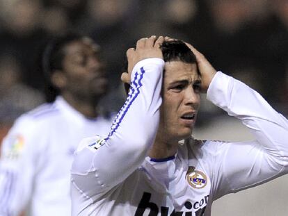Cristiano, con Adebayor tras él, se lamenta tras una ocasión de gol desperdiciada por el Madrid.