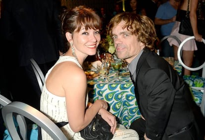 Peter Dinklage y su mujer Erica Schmidt durante una fiesta de HBO celebrada en 2013.