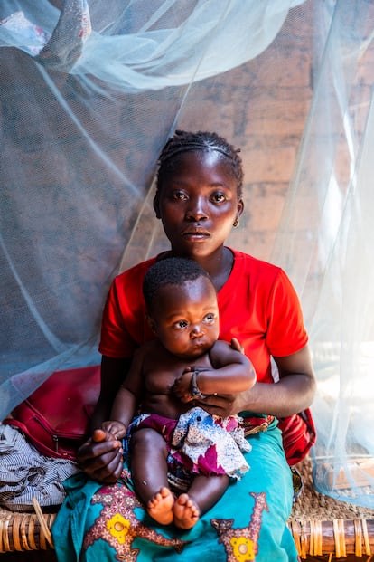 Joanita, madre de 15 años, posa con su hijo Eridimilson, de cuatro meses, en Monapo (Mozambique), para un reportaje en El País Semanal sobre matrimonio infantil publicado en enero de 2024. 