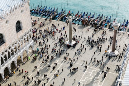 Vista casi cenital de la Piazzeta de San Marcos de Venecia desde el 'campanile', en una imagen de 2020, junto al Gran Canal.