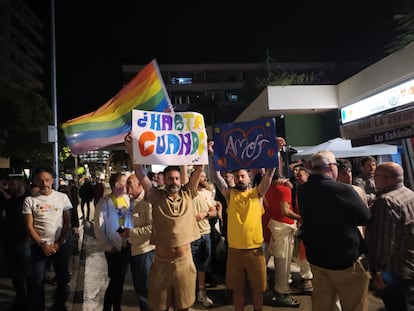 Manifestación en Torremolinos, el 3 de mayo, en repulsa por dos agresiones homófobas ocurridas el fin de semana en la localidad malagueña, en una imagen cedida por el Ayuntamiento.