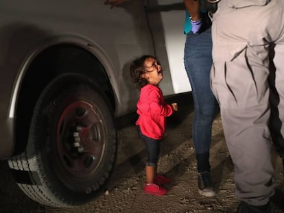 Uma menina hondurenha de dois anos chora, no último dia 12, quando um agente detém sua mãe nos arredores da fronteira de McAllen (Texas).