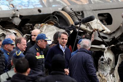 El primer ministro griego, Kyriakos Mitsotakis, visita el lugar del siniestro. “El drama se debe a un trágico error humano”, ha dicho el primer ministro Mitsotakis tras aceptar la renuncia del ministro de Transportes