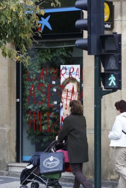 Una oficina de la Caixa, situada en el Boulevard donostiarra, ha amanecido esta mañana con pintadas de 'asesinos'.