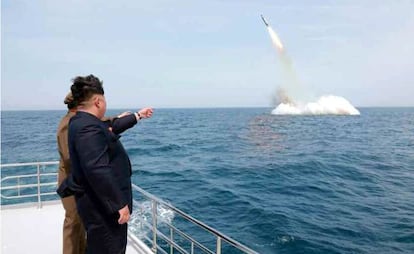 Kim Jong-un supervisa el lanzamiento del misil balístico.