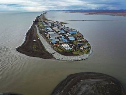 Imagem aérea de povoado da região de Kivalina, no Alascar, ameaçado pelo aumento do nível do mar.