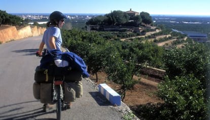 Una ciclista cerca de Sagunto.