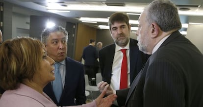 De izquierda a derecha: Celia Villalobos, presidenta de la Comisión del Pacto de Toledo; Tomás Burgos, secretario de Estado de Seguridad Social; Ricardo de Querol, director de Cinco Días y Octavio Granado exsecretario de Estado de Estado de Seguridad Social con los Gobiernos de Zapatero.