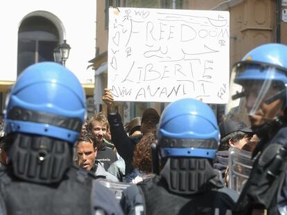 Inmigrantes y activistas italianos participan en una protesta ante la estación de Ventimiglia.