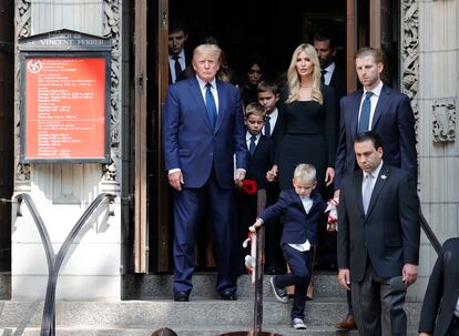 En la ceremonia religiosa oficiada en la iglesia de San Vicente Ferrer, en Manhattan, el expresidente Donald Trump, junto con su actual esposa, Melania, estuvieron sentados en la primera fila, junto a los tres hijos del primer matrimonio del mandatario: Ivanka, Eric y Donald Jr. 