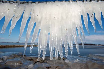 Carámbanos de hielo en una cadena en el puerto de Stralsund, en el mar Báltico, al noreste de Alemania, el 12 de marzo 2013.
