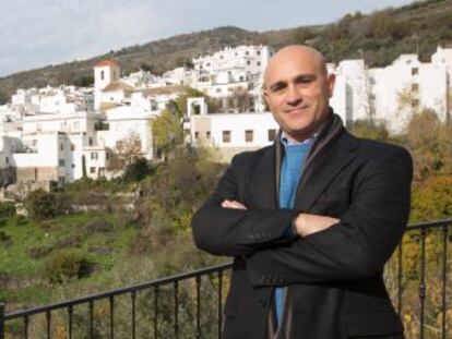 José Antonio Martín, alcalde de Soportújar, en el Parque Nacional de Sierra Nevada (Granada).