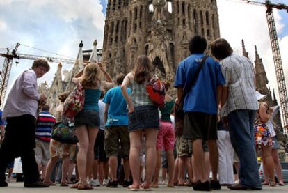 Un grupo de turistas ante la Sagrada Familia, uno de los lugares más visitados  en Barcelona.