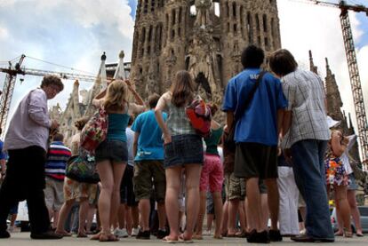 Un grupo de turistas ante la Sagrada Familia, uno de los lugares más visitados en Barcelona.