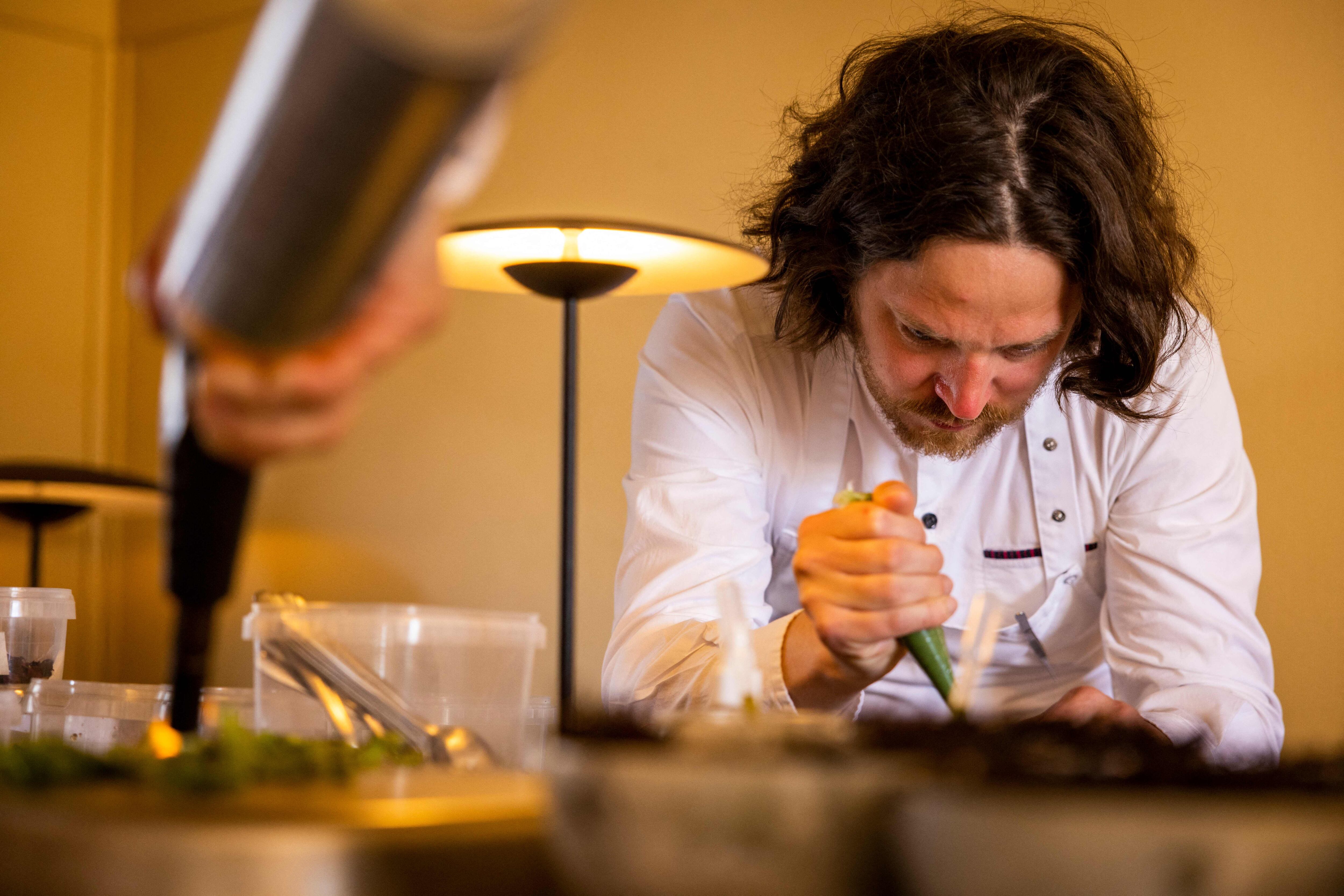 El chef Poul Andrias Ziska, con dos estrellas Michelin, en la cocina de su restaurante Koks en Ilimanaq (Groenlandia).