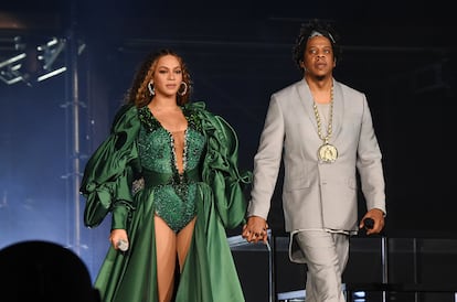 Beyoncé y Jay-Z. Los dos artistas habían dejado caer que el rapero era infiel a Queen B en las letras de sus temas (en Lemonade la cantante hizo varias referencias). Fue él quien lo confirmó públicamente en 2017 afirmando que la música les había servido como terapia para permanecer juntos. A pesar de que varios escándalos les han salpicado durante sus 17 años de relación –incluido el forcejeo entre Solange Knowless, hermana de Beyoncé, y el rapero en un ascensor en 2014– siguen casados y tienen tres hijos, Blue Ivy y los mellizos Sir y Rum.