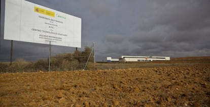 Cartel que anuncia el almacén residuos nucleares en Villar de Cañas (Cuenca).