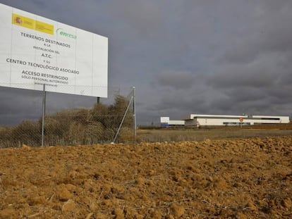 Cartel que anuncia el almacén residuos nucleares en Villar de Cañas (Cuenca).