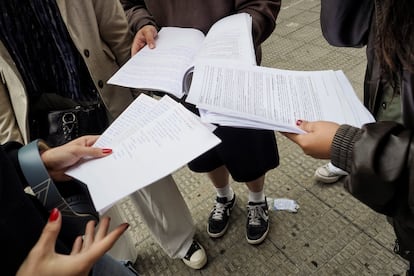 Varias estudiantes repasan sus apuntes antes de entrar en las aulas para someterse a la Prueba de Acceso a la Universidad (PAU) en Valladolid. 
