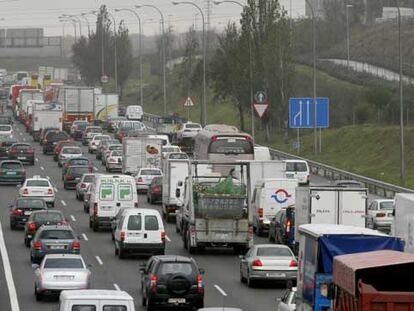 Atasco registrado a la altura del kilómetro 12, cerca de la salida a Coslada, de la M-40.