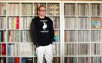 David Hollander, con su colección de álbumes.