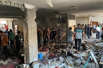 Varios palestinos acceden al interior de la escuela para ver los daños producidos por el bombardeo israelí. 