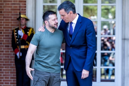 El presidente del Gobierno, Pedro Sánchez, junto al presidente ucranio, Volodímir Zelenski, a su llegada al palacio de La Moncloa.