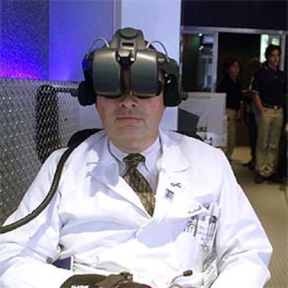 El oncólogo Michael Perry, de la Universidad de Misuri, usa un simulador de realidad virtual para experimentar la fatiga de los pacientes con cáncer.