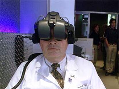 El oncólogo Michael Perry, de la Universidad de Misuri, usa un simulador de realidad virtual para experimentar la fatiga de los pacientes con cáncer.