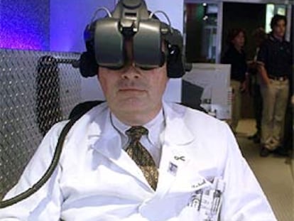 El oncólogo Michael Perry, de la Universidad de Misuri, usa un simulador de realidad virtual para experimentar la fatiga de los pacientes con cáncer.