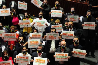 Diputados de Movimiento Ciudadano protestan con máscaras en contra de la reforma eléctrica propuesta por el Gobierno de López Obrador.