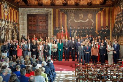 Foto de familia de los premiados y del Consell, hoy Nou d'Octubre, Día de la Comunitat Valenciana., en el Palau de la Generalitat.