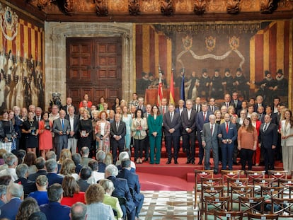 Foto de familia de los premiados y del Consell, hoy Nou d'Octubre, Día de la Comunitat Valenciana., en el Palau de la Generalitat.