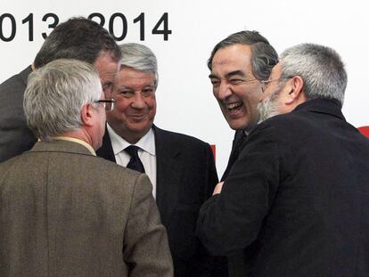 De espaldas, los líderes de CC OO, I. Fernández Toxo (izquierda), y UGT, C. Méndez, conversan con los de CEOE, Juan Rosell (derecha), CEIM, Arturo Fernández (centro) y Jesús Terciado (Cepyme).