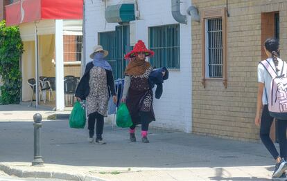 Dos mujeres marroquíes por las calles de San Juan del Puerto (Huelva), localidad donde vivía la temporera fallecida en accidente de tráfico cuando iba a recoger fresa.