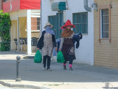 Dos mujeres marroquíes por las calles de San Juan del Puerto (Huelva), localidad donde vivía la temporera fallecida en accidente de tráfico cuando iba a recoger fresa.