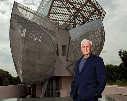 Frank Gehry frente a su última creación, el edificio de la Fundación Louis Vuitton, en París.