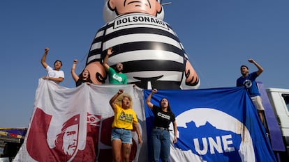 Estudiantes universitarios protestan frente a una figura inflable gigante de Jair Bolsonaro en celebración de la condena al expresidente, este viernes en Brasilia.