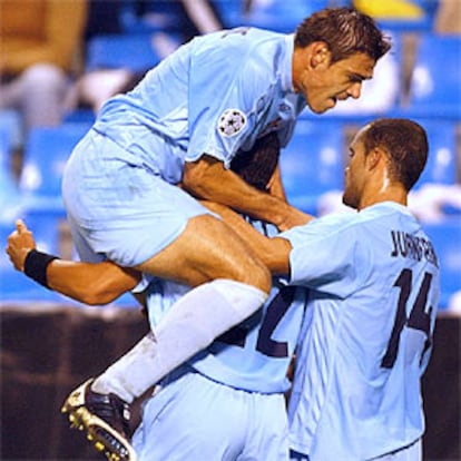 El delantero yugoslavo del Celta, Savo Milosevic , celebra con Peter Luccin y Juanfran el 2-0 frente al Ajax.