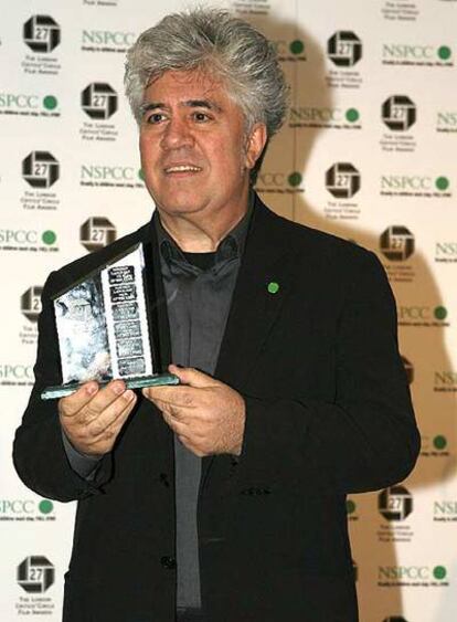 Pedro Almodóvar posa con el premio a la película del año en lengua extranjera