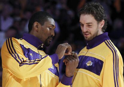 Ron Artest (izquierda) y Pau Gasol, comparan sus anillos que les acreditan como ganadores del Campeonato de la NBA, durante el acto de entrega de los mismos, en 2010.