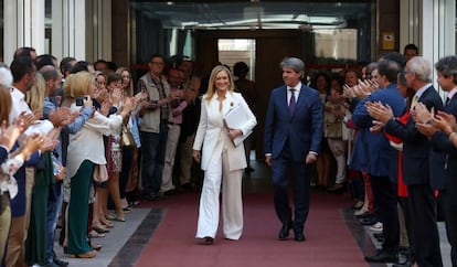 La expresidenta de la Comunidad de Madrid, Cristina Cifuentes junto al presidente, Ángel Garrido, en junio de 2017 tras comparecer ante la comisión de investigación de la corrupción de la Asamblea de Madrid.