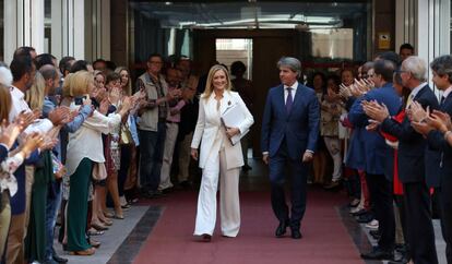 La expresidenta de la Comunidad de Madrid, Cristina Cifuentes junto al presidente, Ángel Garrido, en junio de 2017 tras comparecer ante la comisión de investigación de la corrupción de la Asamblea de Madrid.