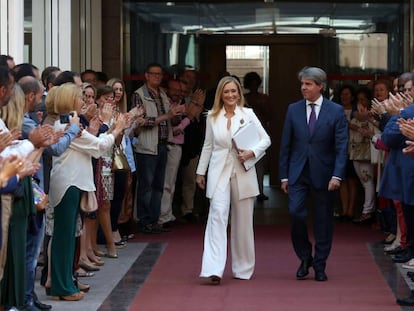 La expresidenta de la Comunidad de Madrid, Cristina Cifuentes junto al presidente, Ángel Garrido, en junio de 2017 tras comparecer ante la comisión de investigación de la corrupción de la Asamblea de Madrid.