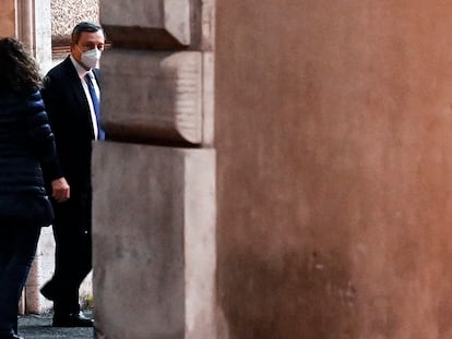 Mario Draghi, a la salida del Palacio Chigi, en Roma, este miércoles.