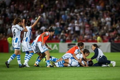 Las jugadoras de la Real Sociedad celebrando la victoria en el partido.