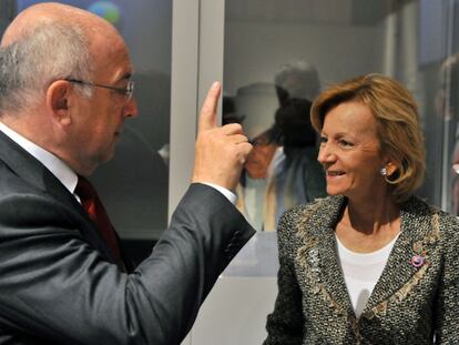 El comisario europeo Joaquín Almunia y la vicepresidenta española Elena Salgado.