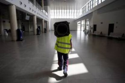 Un operario camina por las instalaciones del aeropuerto de Castellón en la primera jornada de puertas abiertas. EFE/Archivo